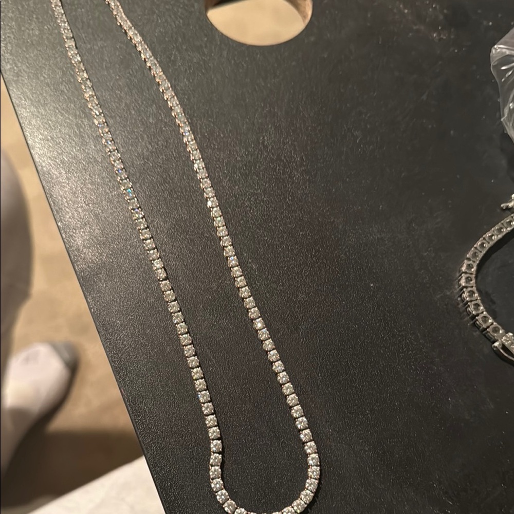 Delicate Silver Jewelry with Elegant Chain and Pendant